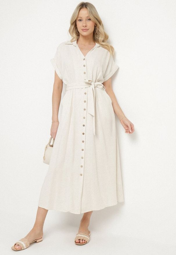 Born2be - Jasnobeżowa Sukienka z Bawełny o Koszulowym Kroju z Wiązanym Paskiem Elanitiela. Okazja: na co dzień. Kolor: beżowy. Materiał: bawełna. Długość rękawa: krótki rękaw. Typ sukienki: koszulowe. Styl: casual, elegancki
