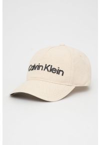 Calvin Klein czapka kolor beżowy z aplikacją. Kolor: beżowy. Wzór: aplikacja
