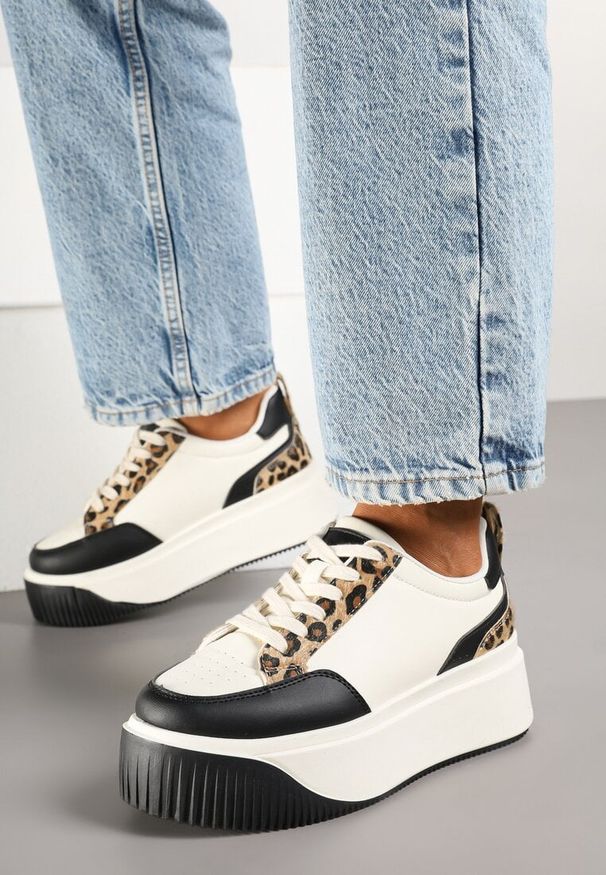 Renee - Biało-Czarne Sneakersy na Platformie z Motywem Panterki Fonavia. Okazja: na co dzień. Kolor: biały. Materiał: jeans. Wzór: motyw zwierzęcy. Obcas: na platformie