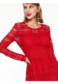 TOP SECRET - Koronkowa sukienka z długim rekawem. Kolor: czerwony. Materiał: koronka. Długość rękawa: długi rękaw. Sezon: zima, jesień. Styl: elegancki