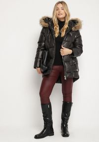 Born2be - Czarna Kurtka z Pikowanymi Przeszyciami i Kapturem z Futrem Azinga. Okazja: na spacer. Typ kołnierza: golf. Kolekcja: plus size. Kolor: czarny. Materiał: futro. Styl: elegancki #7