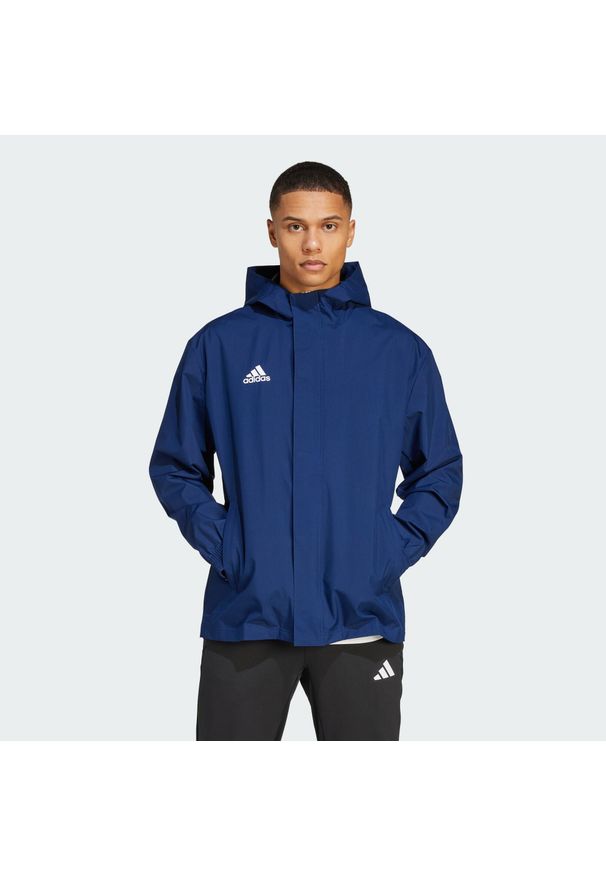 Kurtka piłkarska męska Adidas Entrada 22 All-Weather. Kolor: niebieski. Materiał: poliester, tkanina. Sport: piłka nożna