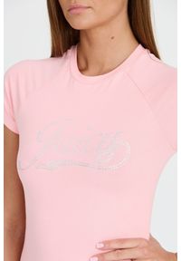 Juicy Couture - JUICY COUTURE Różowy t-shirt Retroshrunken Tee. Kolor: różowy