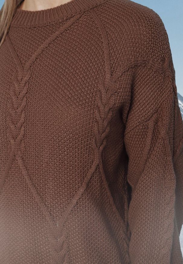 Born2be - Brązowy Sweter Ozdobiony Ściągaczami i Splotem Temirene. Okazja: na co dzień. Kolor: brązowy. Materiał: dzianina, jeans. Wzór: aplikacja, ze splotem. Styl: casual