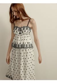 Reserved - Spódnica z ażurowym haftem - biały. Kolor: biały. Materiał: bawełna, tkanina. Wzór: haft, ażurowy #1