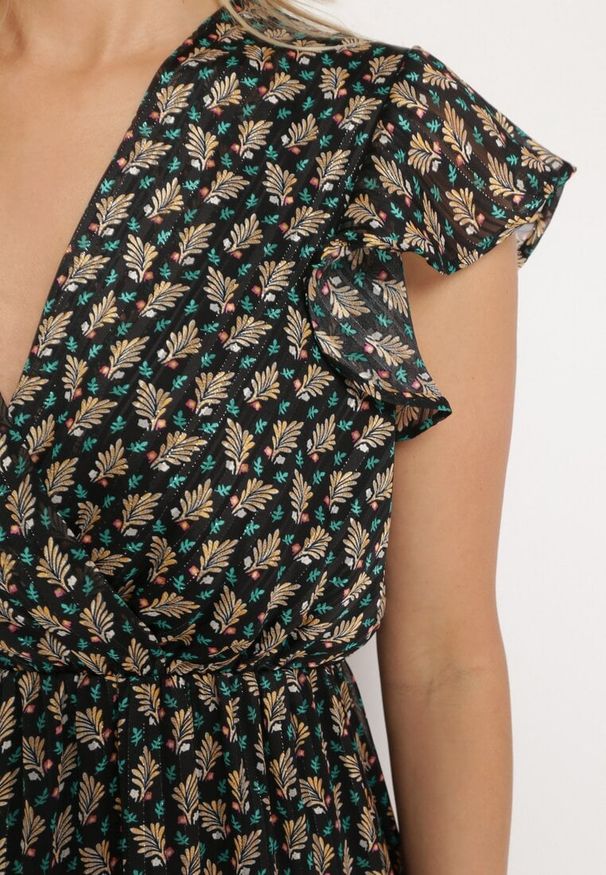 Born2be - Czarna Rozkloszowana Sukienka z Kopertowym Dekoltem z Gumką w Pasie i Falbanką Tiamala. Okazja: na spotkanie biznesowe. Kolor: czarny. Typ sukienki: kopertowe. Styl: biznesowy