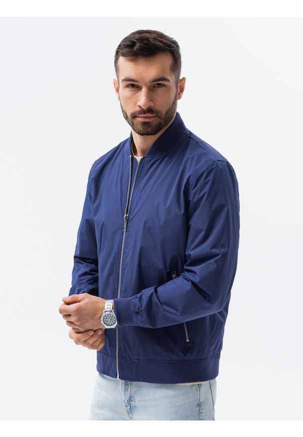 Niebieska kurtka Ombre Clothing na wiosnę