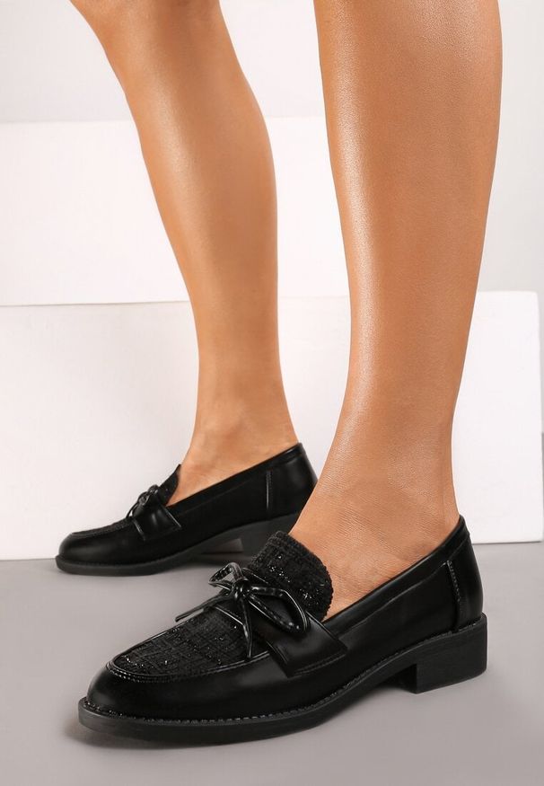 Born2be - Czarne Eleganckie Mokasyny z Tweedową Wstawką Ozdobione Metaliczną Nicią i Kokardką Virirae. Okazja: na spotkanie biznesowe, do pracy, na co dzień. Kolor: czarny. Materiał: jeans. Wzór: aplikacja. Obcas: na obcasie. Styl: elegancki. Wysokość obcasa: niski
