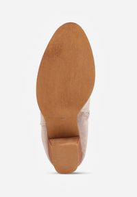 Renee - Jasnobeżowe Botki Kowbojki Vices na Słupku z Geometrycznym Motywem Sarori. Kolor: beżowy. Materiał: jeans. Wzór: geometria. Obcas: na słupku. Styl: elegancki. Wysokość obcasa: średni #7