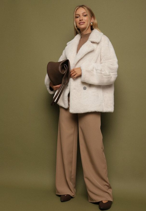 Born2be - Biała Kurtka Futerko o Dwurzędowym Kroju Oversize Nalizana. Okazja: na co dzień. Kolor: biały. Materiał: futro. Długość rękawa: długi rękaw. Długość: długie. Styl: casual, elegancki