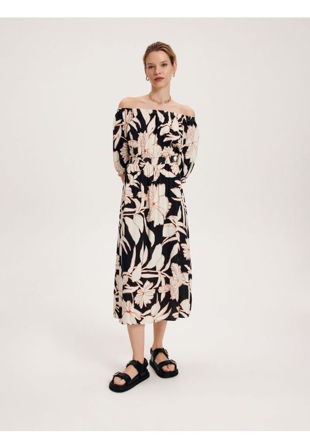 Reserved - Wzorzysta sukienka midi - wielobarwny. Materiał: tkanina, wiskoza. Długość: midi