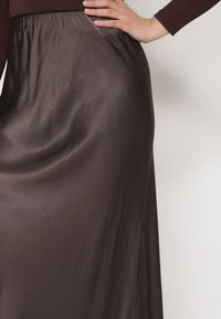 Born2be - Brązowa Satynowa Spódnica z Wiskozy Ozdobiona Koronką Fedare. Okazja: na co dzień. Kolor: brązowy. Materiał: wiskoza, satyna, koronka. Wzór: aplikacja, koronka. Styl: klasyczny, casual, elegancki #4