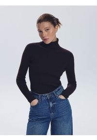 Reserved - Prążkowany golf - ciemnobrązowy. Typ kołnierza: golf. Kolor: brązowy. Materiał: prążkowany #1