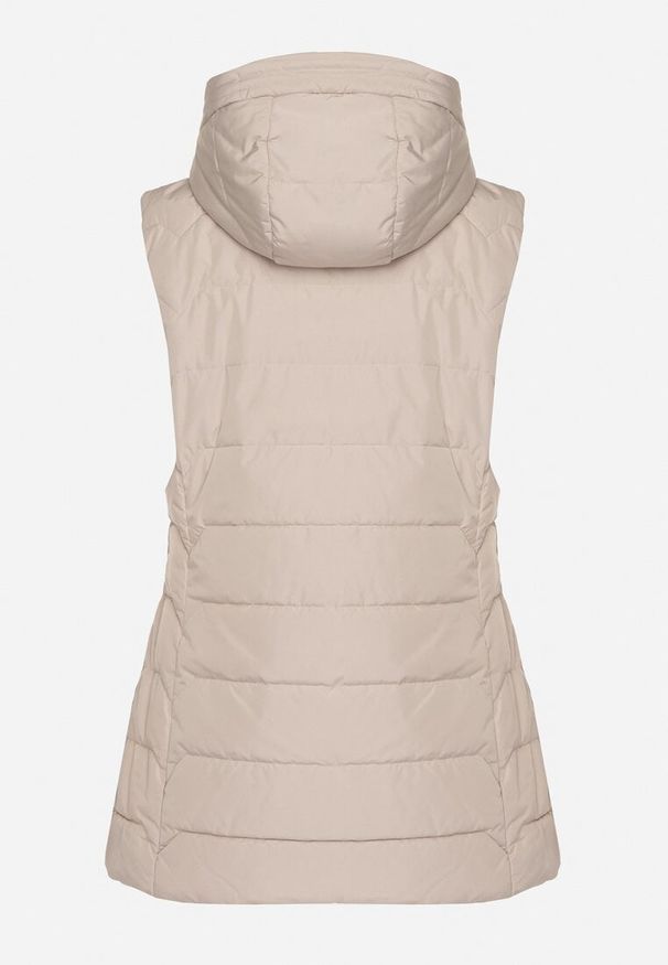 Born2be - Ciemnobeżowa Przejściowa Kamizelka o Taliowanym Kroju z Kapturem Olendra. Okazja: na co dzień, na spacer. Typ kołnierza: kaptur. Kolor: beżowy. Materiał: jeans, poliester. Styl: casual, klasyczny, sportowy