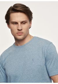 Ochnik - Jasnoniebieski T-shirt męski z logo. Kolor: niebieski. Materiał: bawełna. Długość: krótkie