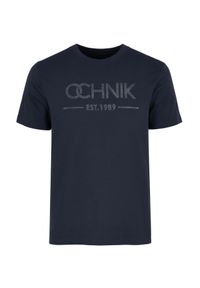 Ochnik - Granatowy T-shirt męski z logo. Kolor: niebieski. Materiał: bawełna. Długość: krótkie. Wzór: nadruk #3
