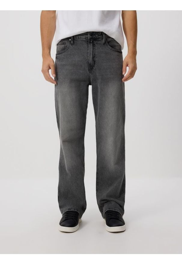 Reserved - Jeansy bootcut z efektem sprania - jasnoszary. Kolor: szary