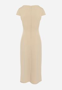 Born2be - Beżowa Sukienka Midi z Kwadratowym Dekoltem Revinane. Okazja: na co dzień. Typ kołnierza: dekolt kwadratowy. Kolor: beżowy. Styl: casual, elegancki. Długość: midi #4