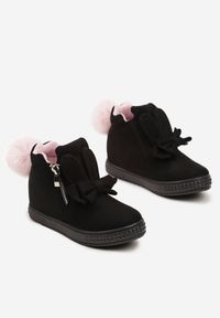 Born2be - Czarne Botki Ozdobione Futrzanym Pomponem i Suwakiem Maziena. Okazja: na spacer, na uczelnię, na co dzień. Kolor: czarny. Materiał: futro. Wzór: aplikacja. Styl: klasyczny, casual, elegancki
