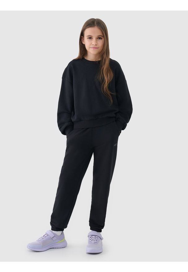 4f - 4F Spodnie dresowe joggery dziewczęce - czarne 146 (10-11 lat). Okazja: na co dzień. Kolor: czarny. Materiał: dresówka. Wzór: gładki, ze splotem. Sezon: lato. Styl: casual, sportowy