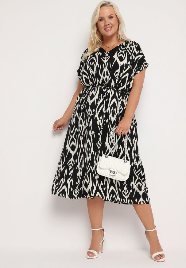 Born2be - Czarna Rozkloszowana Sukienka z Koszulową Górą i Materiałowym Paskiem w Talii Jasefia. Okazja: na co dzień. Kolekcja: plus size. Kolor: czarny. Materiał: materiał. Wzór: aplikacja. Typ sukienki: koszulowe. Styl: casual