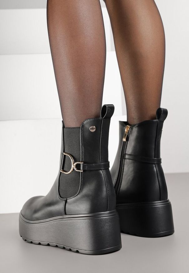 Born2be - Czarne Botki Vices Typu Sztyblety na Platformie z Metaliczną Ozdobą Faliora. Okazja: na co dzień. Kolor: czarny. Materiał: jeans, skóra. Wzór: aplikacja. Obcas: na platformie. Styl: elegancki, casual, klasyczny