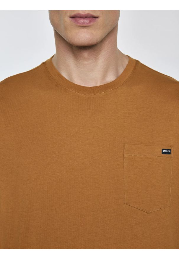 Big-Star - Koszulka męska z kieszonką brązowa Carbon 802. Okazja: na co dzień. Kolor: brązowy. Materiał: jeans, bawełna, dzianina. Wzór: aplikacja. Styl: klasyczny, casual