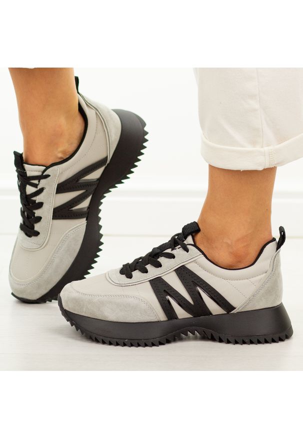 Szare skórzane sneakersy damskie Vinceza 41521. Okazja: na co dzień. Nosek buta: okrągły. Zapięcie: sznurówki. Kolor: szary. Materiał: skóra, zamsz, tkanina. Szerokość cholewki: normalna. Wzór: aplikacja. Sezon: wiosna, lato, jesień