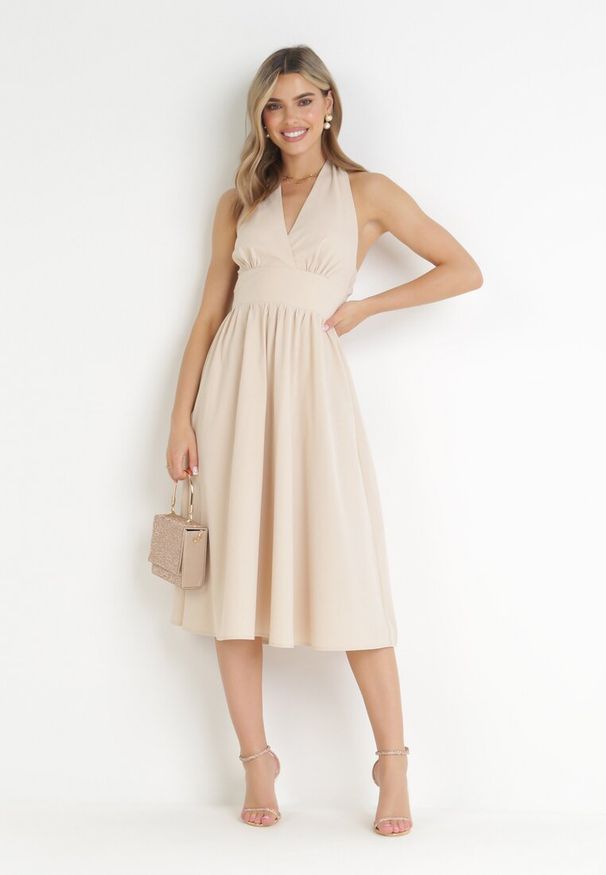 Born2be - Beżowa Rozkloszowana Sukienka z Wiązaniem na Szyi Nosalae. Kolor: beżowy. Typ sukienki: kopertowe