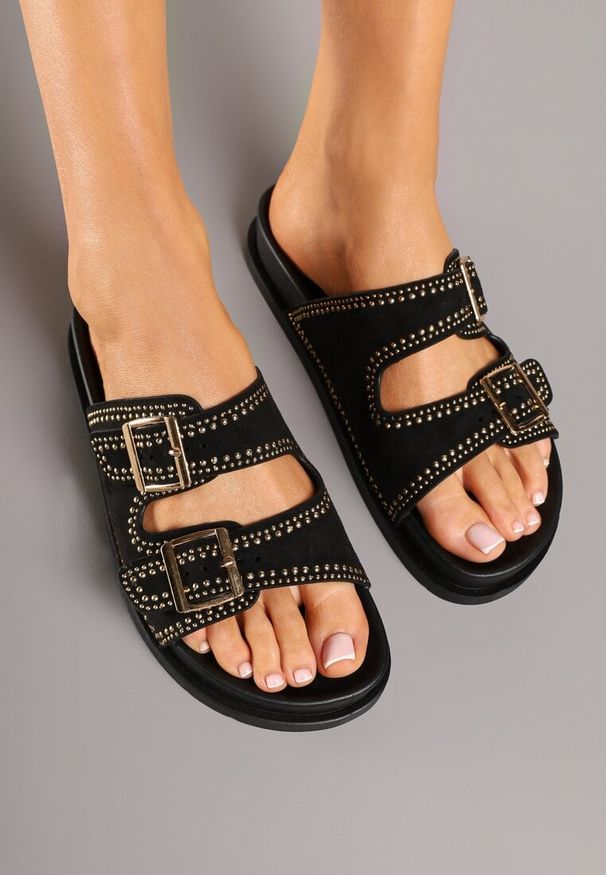 Renee - Czarne Klapki z Prostokątnymi Klamrami i Nitami Finzivia. Okazja: na co dzień. Kolor: czarny. Materiał: jeans. Wzór: aplikacja. Obcas: na obcasie. Styl: casual. Wysokość obcasa: średni