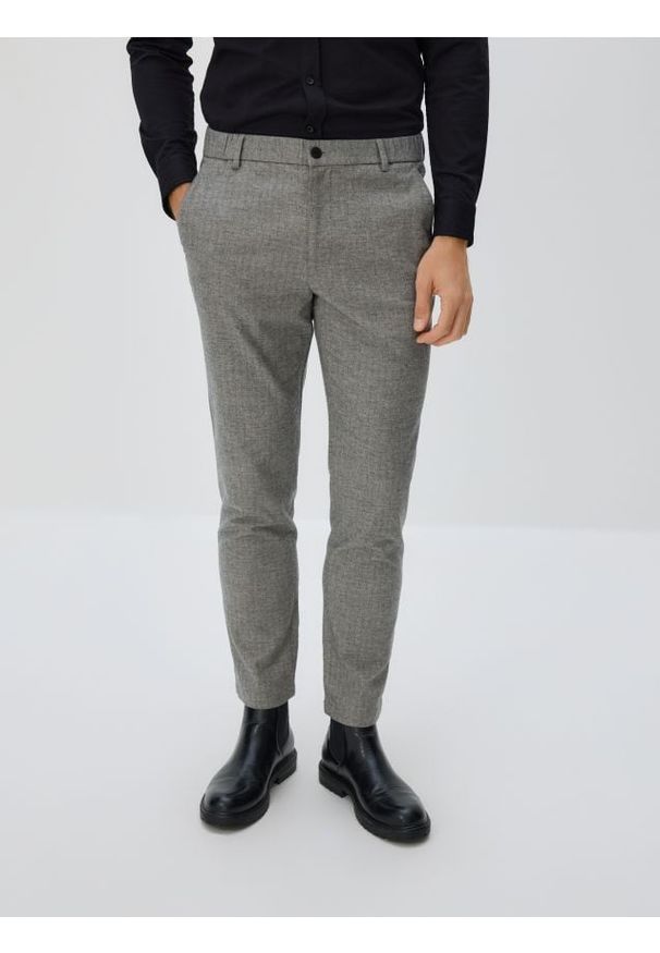 Reserved - Spodnie chino slim w kratę - ciemnoszary. Kolor: szary. Materiał: tkanina, wełna