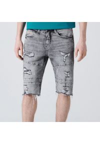 Cropp - Jeansowe szorty slim z dziurami - Jasny szary. Kolor: szary. Materiał: jeans #1
