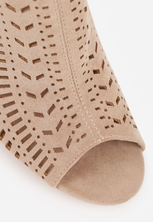 Renee - Beżowe Sandały Vices na Słupku z Ażurowym Wzorem Klamrą i Wycięciem Feliyra. Okazja: na co dzień. Nosek buta: otwarty. Zapięcie: klamry. Kolor: beżowy. Materiał: jeans, satyna. Wzór: ażurowy. Obcas: na słupku. Styl: elegancki, casual