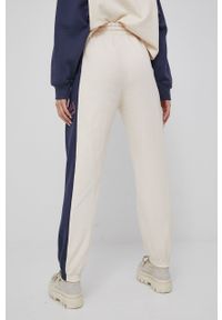 adidas Originals spodnie bawełniane damskie kolor beżowy z aplikacją. Stan: podwyższony. Kolor: beżowy. Materiał: bawełna. Wzór: aplikacja