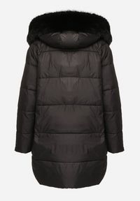 Born2be - Czarna Pikowana Kurtka o Pudełkowym Kroju z Odpinanym Futerkiem i Ozdobnym Suwakiem Hedilina. Okazja: na spacer, na co dzień. Typ kołnierza: kaptur. Kolor: czarny. Materiał: futro. Długość rękawa: długi rękaw. Długość: długie. Styl: casual, elegancki #2