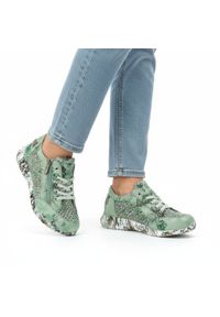 Sneakersy damskie Laura Vita, elastyczne sznurowanie oraz podwyższona podeszwa z nadrukiem na obwodzie, zielone, 06 SL3015-6G. Okazja: na co dzień. Zapięcie: sznurówki. Kolor: zielony. Materiał: jeans. Wzór: nadruk. Sezon: wiosna, lato. Styl: casual #1