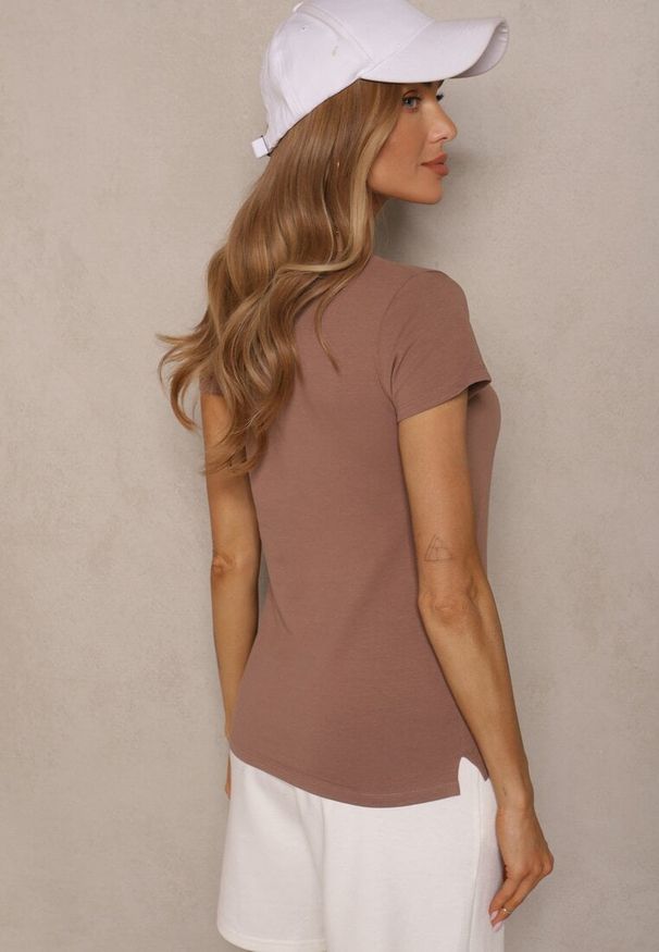 Renee - Jasnobrązowy Bawełniany T-shirt z Trójkątnym Dekoltem Linalitia. Okazja: na co dzień. Kolor: brązowy. Materiał: bawełna. Styl: casual