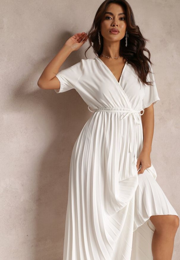 Renee - Biała Rozkloszowana Sukienka Plisowana z Wiązanym Paskiem Eilemona. Kolor: biały. Typ sukienki: rozkloszowane