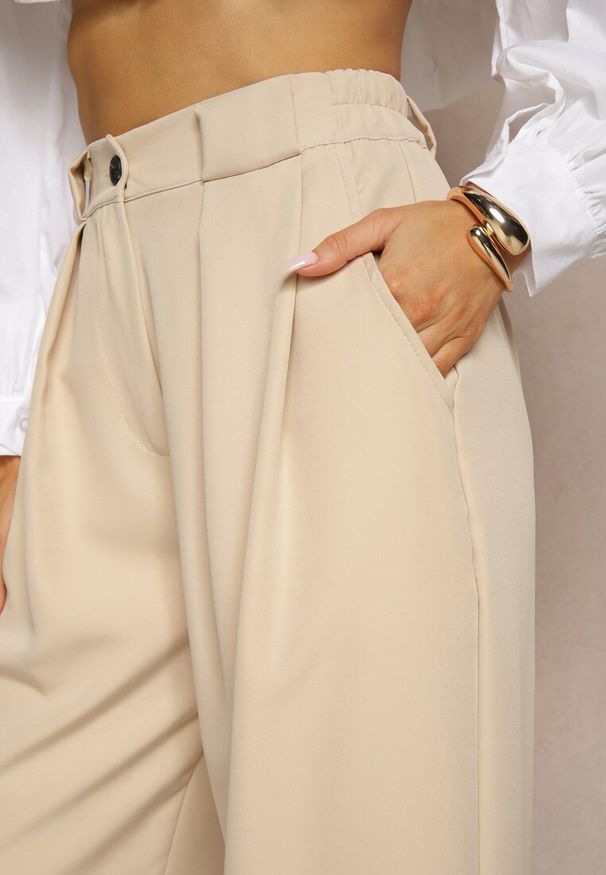 Renee - Beżowe Szerokie Spodnie High Waist o Garniturowym Kroju z Zakładkami Uliadorea. Okazja: na co dzień. Stan: podwyższony. Kolor: beżowy. Styl: klasyczny, elegancki, casual