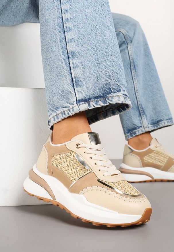 Born2be - Ciemnobeżowe Sneakersy na Grubej Podeszwie Zdobione Plecionką Ninidala. Okazja: na co dzień. Nosek buta: okrągły. Zapięcie: sznurówki. Kolor: beżowy. Materiał: jeans. Szerokość cholewki: normalna. Wzór: aplikacja. Obcas: na platformie