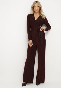 Born2be - Bordowy Taliowany Kombinezon z Wiskozą Ozdobiony Paskiem i Metaliczną Nicią Lilanna. Okazja: na co dzień, na imprezę. Kolor: czerwony. Materiał: wiskoza. Wzór: aplikacja. Styl: casual, elegancki #1
