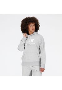 Bluza damska New Balance WT31533AG – szara. Okazja: na co dzień. Typ kołnierza: kaptur. Kolor: szary. Materiał: dresówka, bawełna, poliester, materiał, prążkowany. Wzór: napisy. Styl: klasyczny, casual