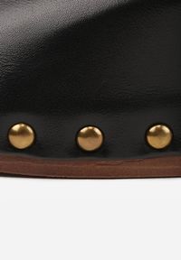 Renee - Czarne Klapki Ozdobione Nitami i Metaliczną Aplikacją Doviana. Okazja: na co dzień. Kolor: czarny. Wzór: aplikacja. Styl: casual, boho #4