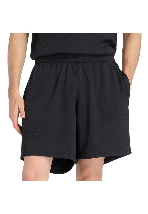 Spodenki męskie New Balance MB61V17CBK - czarne. Kolor: czarny. Materiał: materiał, poliester. Sport: fitness