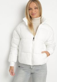 Born2be - Biała Pikowana Kurtka Puffer o Prostym Kroju ze Ściągaczami przy Rękawach Suzzana. Okazja: na co dzień, na spacer. Kolor: biały. Materiał: jeans, poliester. Styl: casual, elegancki