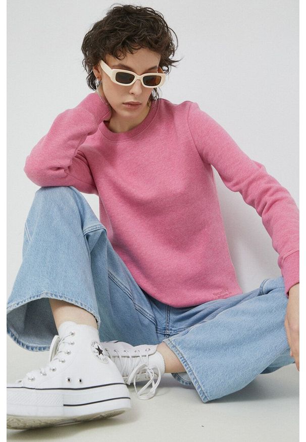 Superdry bluza damska kolor różowy melanżowa. Kolor: różowy. Materiał: bawełna, włókno, materiał. Długość rękawa: długi rękaw. Długość: długie. Wzór: melanż