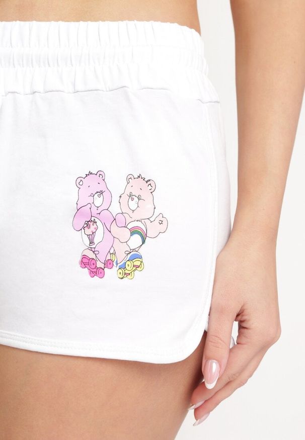 Born2be - Białe Szorty Dresowe z Nadrukiem w Misie z Boku Zenoolia. Okazja: na co dzień. Stan: podwyższony. Kolor: biały. Materiał: dresówka. Wzór: nadruk. Styl: casual