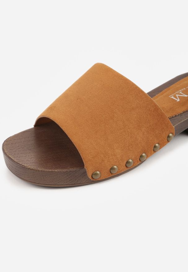 Born2be - Brązowe Klapki Ozdobione Nitami Jehlone. Okazja: na co dzień. Kolor: brązowy. Materiał: jeans. Wzór: aplikacja. Styl: casual, elegancki