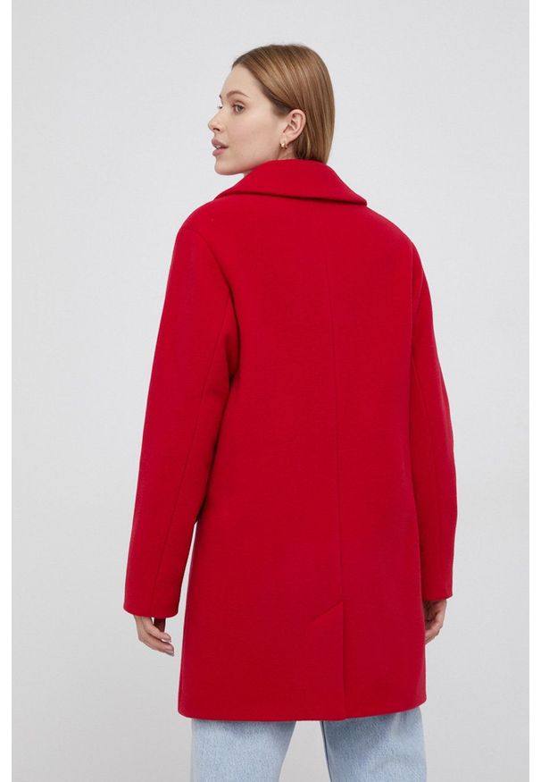 TOMMY HILFIGER - Tommy Hilfiger Płaszcz wełniany kolor czerwony przejściowy dwurzędowy. Okazja: na co dzień. Kolor: czerwony. Materiał: wełna. Wzór: gładki. Styl: klasyczny, casual