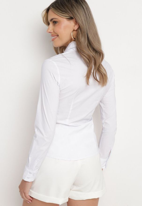 Born2be - Biała Koszula z Długim Rękawem Zapinana na Guziki Vikra. Okazja: na spotkanie biznesowe, do pracy. Typ kołnierza: dekolt w kształcie V, kołnierzyk klasyczny. Kolor: biały. Materiał: tkanina, materiał, jeans, bawełna. Długość rękawa: długi rękaw. Długość: długie. Styl: elegancki, klasyczny, biznesowy, wizytowy